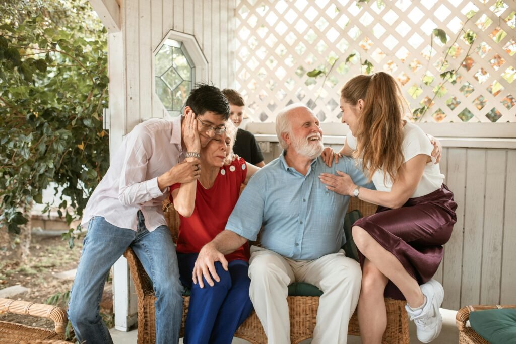 imagem de uma familia formando uma rede de apoio para a chegada do bebê.